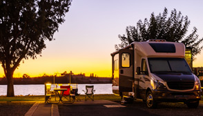 Wohnmobil im Sonnenuntergang